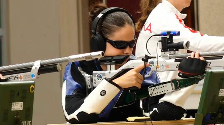 <i>Isabel María López participa en la final de carabina tendida. / Federeación Internacional.</i>