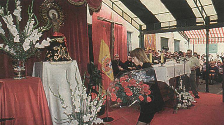 <i>La gobernadora su ofrece un ramo de flores a la Virgen del Pilar, a la finalización de la ceremonia religiosa, oficiada por el obispo de Jaén, Santiago García Aracil. / Archivo histórico Diario JAÉN. </i>