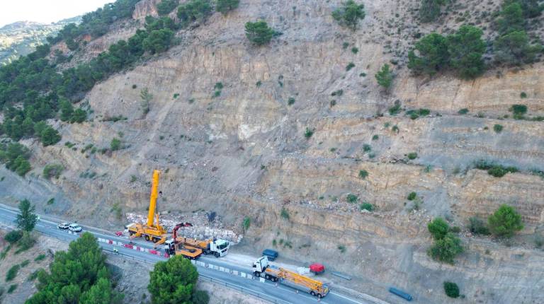 <i>Trabajos para estabilizar los taludes de la A-324. / Junta de Andalucía. </i>