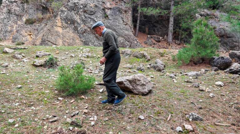 <i>Serafín camina por el bosque, en La Cabrilla. / Diario JAÉN.</i>