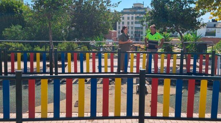 <i>Durante la visita a uno de los parques infantiles. / Ayuntamiento de Bailén. </i>
