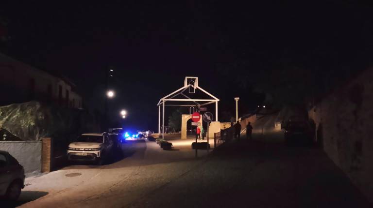 <i>Entorno de San Blas, con el lugar, al fondo, donde estaban los agentes y la ambulancia.</i>