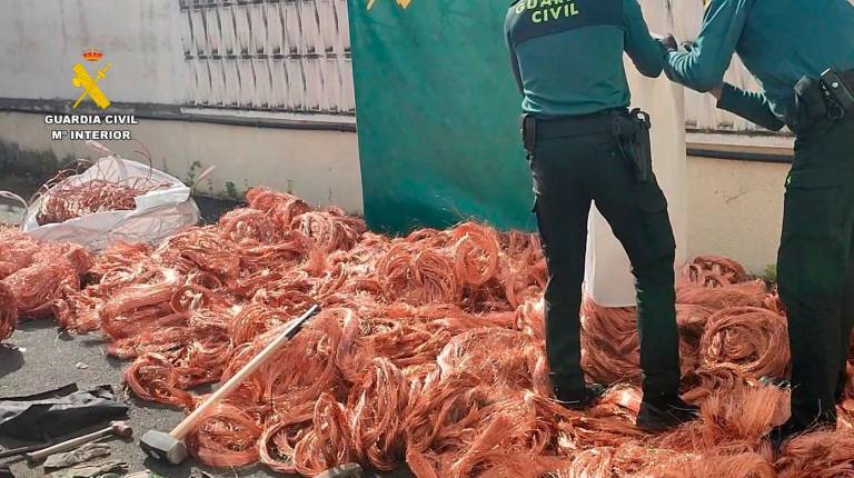 <i>Recuperadas dos toneladas de cobre y 250 kilos de cable solar estañado en una operación de la Guardia Civil con cuatro detenidos.</i>