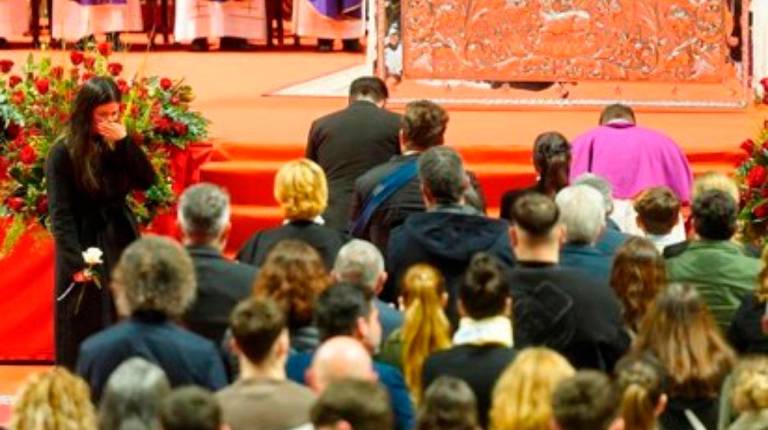 <i>Liliana Sáenz de la Torre, hija de una de las victimas, habla como portavoz durante la misa funeral en memoria de las 45 personas fallecidas en el accidente ferroviario de Adamuz. / Europa Press.</i>