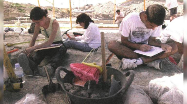 <i>Alumnos de Arqueología de la Universidad de Jaén en las excavaciones de Marroquíes Bajos. / Agustín Muñoz / Archivo histórico Diario JAÉN. </i>