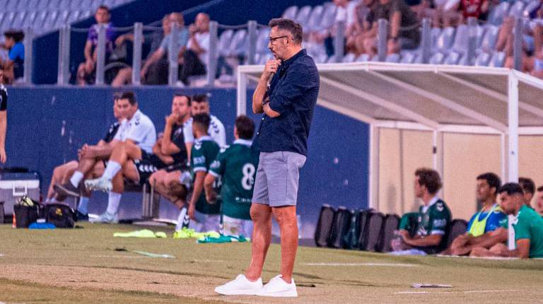 <i>Manuel Herrero sigue las incidencias del partido ante el Cacereño. / Miranda López / Real Jaén.</i>