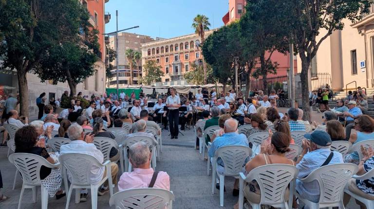 <i>Banda Municipal de Jaén en la calle Roldán y Marín. / Ayuntamiento de Jaén. </i>