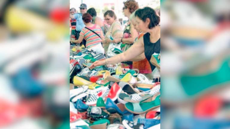 <i>Varias personas miran los zapatos de uno de los puestos instalados en el mercadillo de la capital. / Archivo histórico Diario JAÉN. </i>