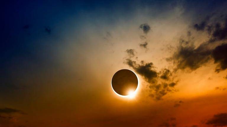 <i>Ciencia lanza un visor web para localizar y disfrutar del eclipse solar del 12 de agosto con seguridad. / Miciu. </i>