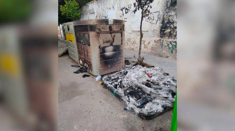 <i>Uno de los contenedores quemados en Andújar. / Resurja. </i>