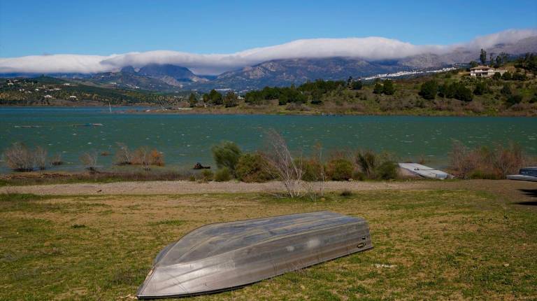 <i>Imagen del embalse La Viñuela mostrando un embalsamiento de agua superior al 80% de su capacidad total. / Europa Press. </i>