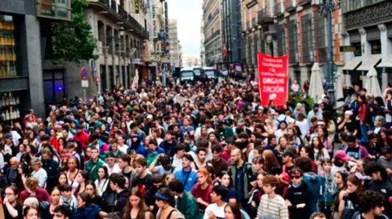 <i>Inquilinos y activistas por el derecho a la vivienda se concentran frente al Congreso de los Diputados en Madrid en una manifestación convocada por el Sindicato de Inquilinas e Inquilinos de Madrid. / Europa Press. </i>
