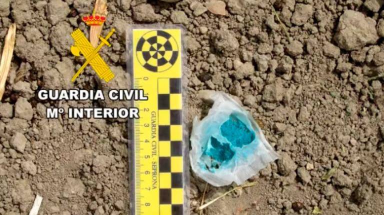 <i>Una de las bolsitas con raticidas encontradas en la parcela. / Guardia Civil. </i>