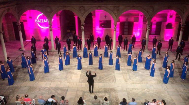 CONCIERTO. <i>El Coro de Jóvenes de Madrid interpreta su programación en el Patio de la Antigua Universidad de Baeza. </i>