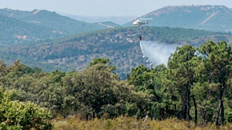 <i>Un avión del Infoca descarga agua en el incendio. / F. Gaitán / Diario JAÉN.</i>