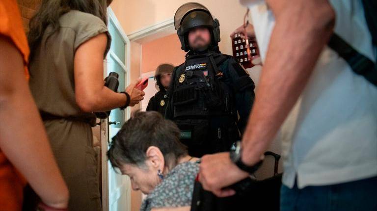 <i>Imagen del momento en el que la policía saca a Maricarmen de su casa. / Europa Press. </i>