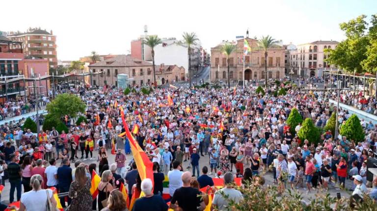 <i>Multitud de personas en la plaza del Ayuntamiento de Linares. / Ayuntamiento de Linares. </i>