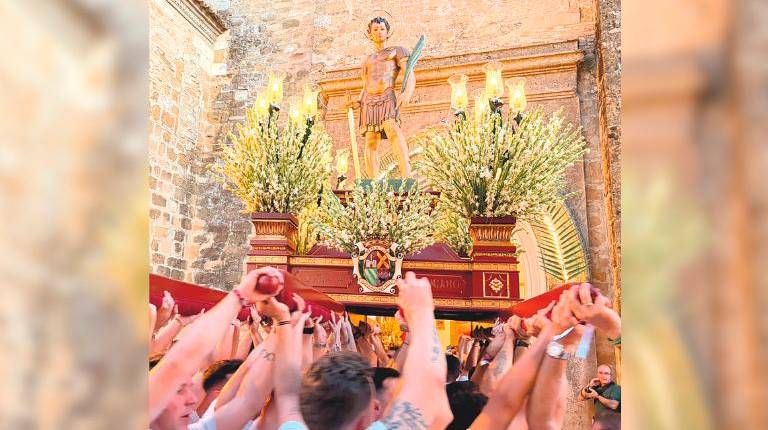 <i>A la salida de los patronos del templo. / Ana Isabel Bravo / Diario JAÉN. </i>