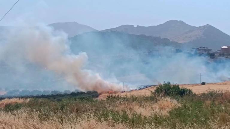 <i>Humo del incendio desde la carretera. / Francisco Gaitán / Diario JAÉN. </i>