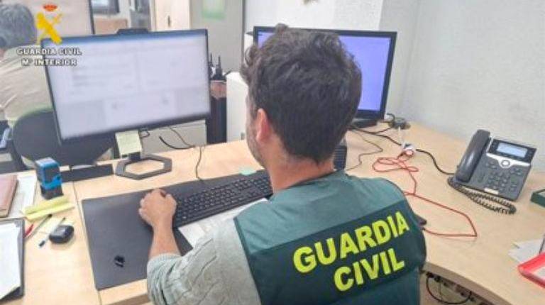 <i>Agente de la Guardia Civil de Valencia en tareas de investigación. / OPC. </i>