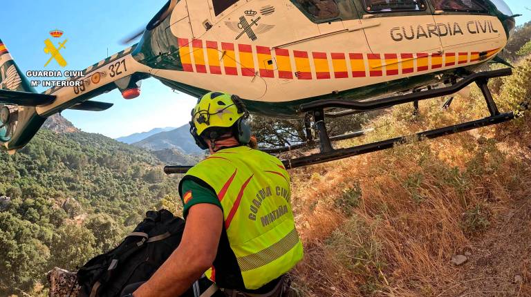 <i>Agente de la Guardia Civil en el momento del rescate. / Guardia Civil. </i>