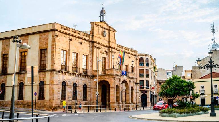 <i>Fachada del Ayuntamiento de Linares. / Ayuntamiento de Linares. </i>