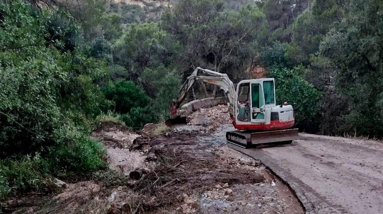 <i>Intervención de urgencia por las tormentas en la Cañada de las Hazadillas. / Ayuntamiento de Jaén.</i>
