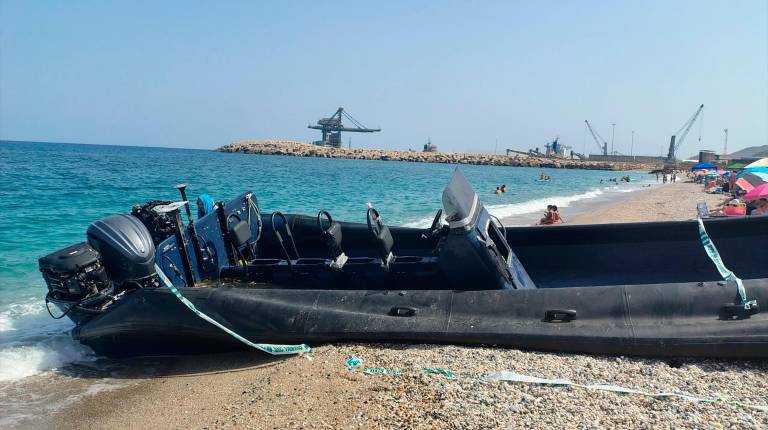 <i>Una narcolancha precintada por la Guardia Civil en la playa de las Marinicas, en Carboneras. / Europa Press.</i>