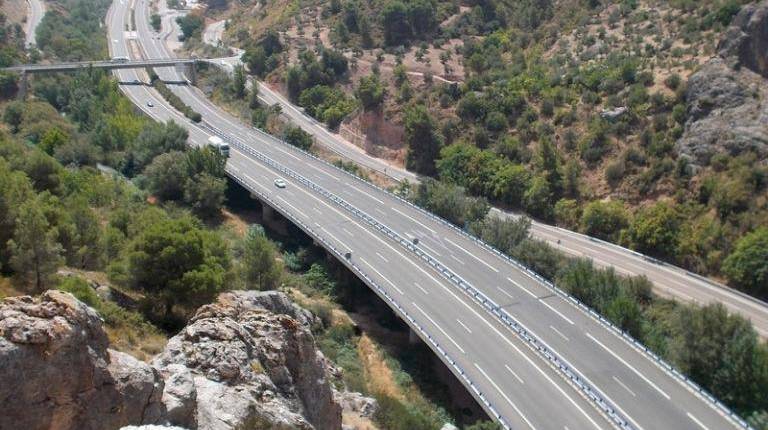 <i>Vista área de la autovía A-44 a su paso por la provincia de Jaén. / Gobierno de España.</i>