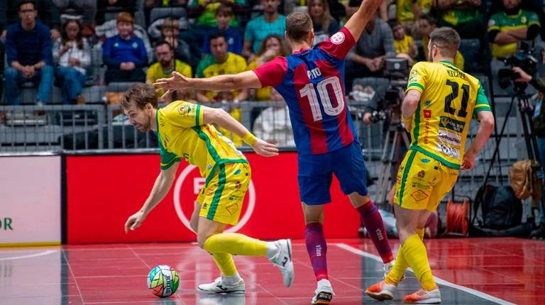 <i>Alan Brandi realiza una jugada ante Pito y Míchel en la Supercopa de 2024 en el Olivo Arena. / RFEF.</i>