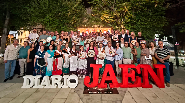 <i>Foto de familia de galardonados y asistentes a los Premios Reino de Jaén “Sierra Mágina”. / Diario JAÉN. </i>