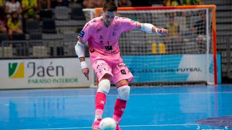 <i>Carlos Espíndola dispara en el último partido ante el Inter. / Jaén Paraíso Interior FS. </i>