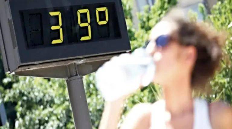 <i>Una mujer se hidrata en un nuevo día de calor. Archivo. / Diario JAÉN.</i>