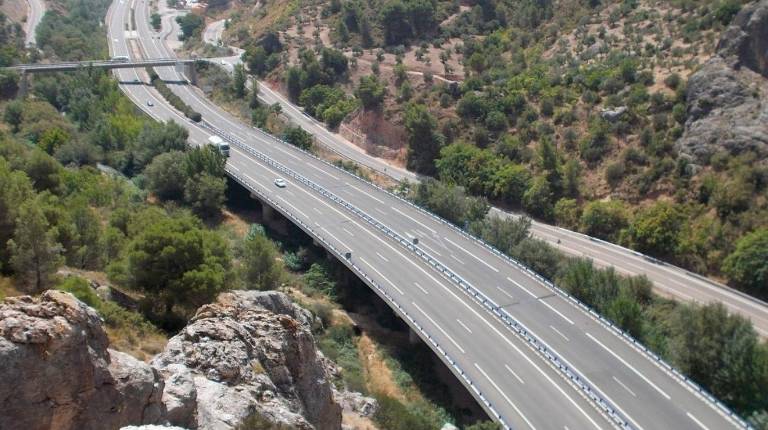 <i>Vista área de la autovía A-44 a su paso por la provincia de Jaén. Archivo. / Gobierno de España.</i>