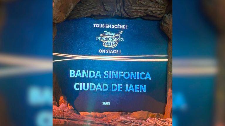 <i>Inicio de la escena de la actuación de la Banda Sinfónica Ciudad de Jaén. / Banda Sinfónica Ciudad de Jaén.</i>