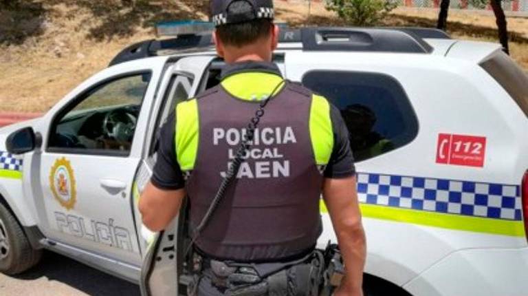 <i>Imagen de archivo de un agente de la Policía Local de Jaén.</i>