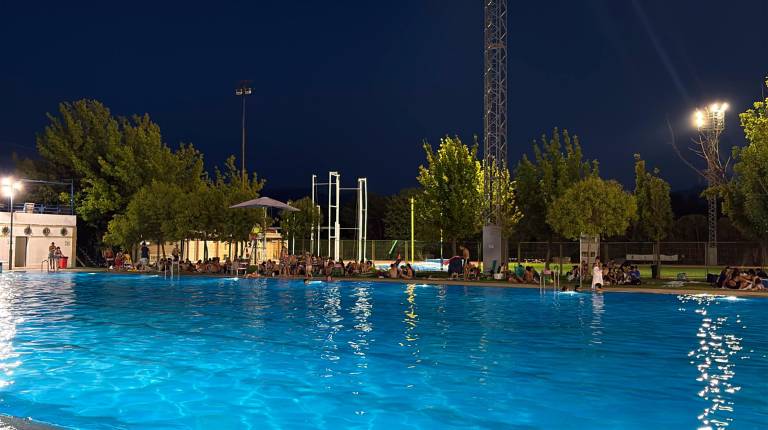 <i>Piscina de la Salobreja a viernes 24 de julio de 2026, durante la jornada nocturna. </i>