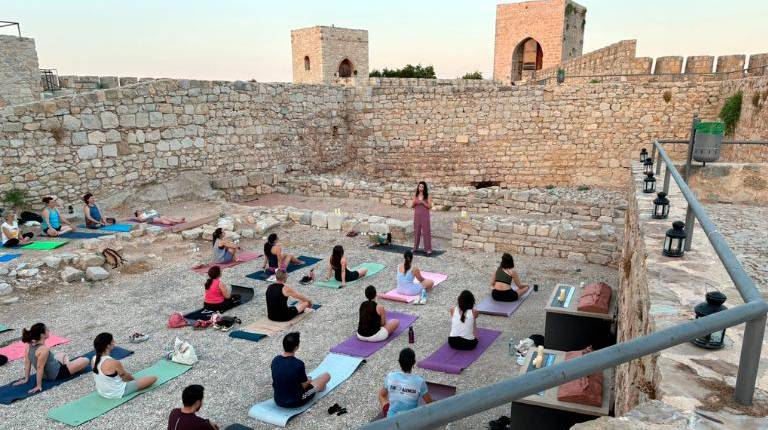 <i>Yoga en el castillo en el programa “Jaén no duerme en verano”. / Ayuntamiento de Jaén. </i>