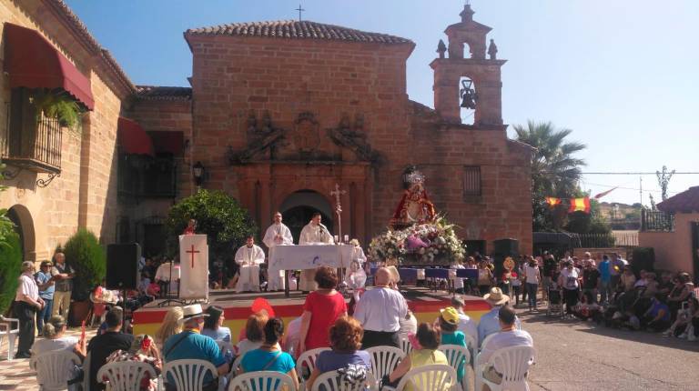 DEVOCIÓN. <i>Eucaristía concelebrada a las puertas del templo de la aldea de Zocueca.</i>