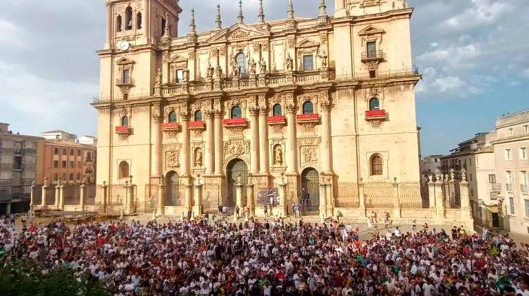 <i>La afición acompaña al Real Jaén en la celebración de su ascenso a Segunda Federación, a 23 de junio de 2025. / Diario JAÉN.</i>