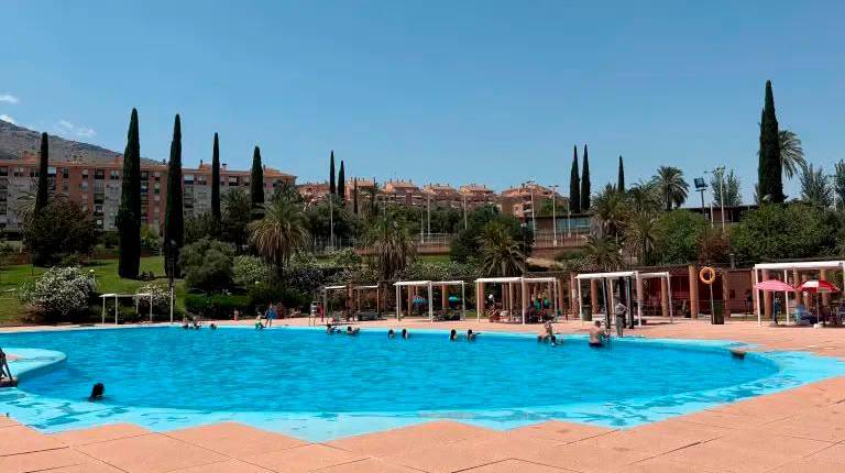 <i>Bañistas en la piscina de Las Fuentezuelas, en la capital, durante el verano pasado. / Elisabeth Ruiz / Diario JAÉN.</i>