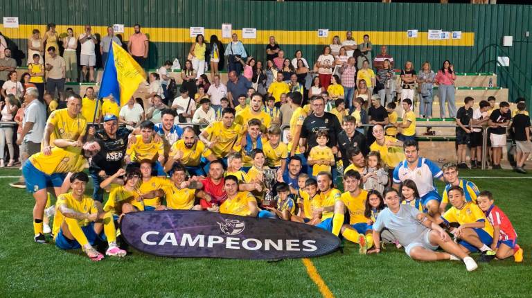 <i>Los jugadores y el cuadro técnico del Navas posan con sus aficionados después de ganar la Copa Presidente. </i>