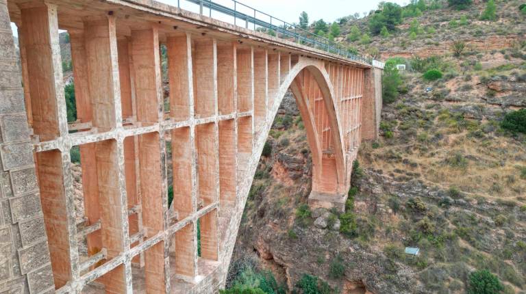 <i>El Puente de la Cerrada se encuentra en la carretera A-6206, que une los municipios de Quesada y de Pozo Alcón.</i>