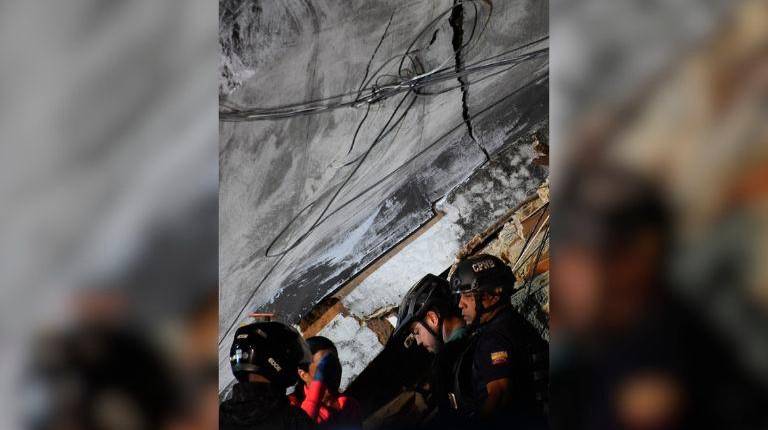 <i>Equipos de rescate trabajan en un edificio colapsado tras los dos terremotos de Venezuela. / Marcos Salgado / Xinhua News / Europa Press / ContactoPhoto.</i>