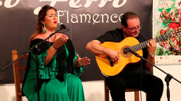 <i>Lidia Pérez acompañada a la guitarra por Fernando Rodríguez. / Youtube Lo Ferro Flamenco vía Junta de Andalucía.</i>