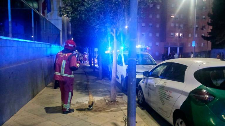 <i>Bomberos de Jaén combatiendo el incendio. </i>