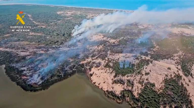 <i>Vista aérea del incendio en el paraje Corral de Félix, en Almonte (Huelva). / Guardia Civil.</i>
