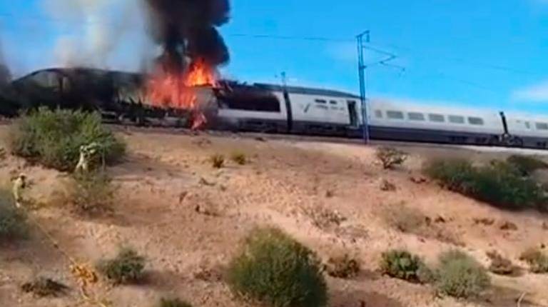 <i>Locomotora de un AVE Madrid-Barcelona-Figueras incendiada a la altura de Ricla.</i>