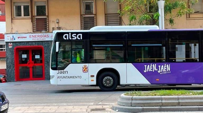 <i>Autobús urbano de Jaén. / Ayuntamiento de Jaén. </i>