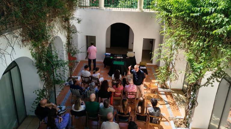 <i>El público siguiendo atentamente la actuación del Gran Fernandini en el patio de las Casas Gemelas de los Jardines de Jabalcuz. / Ayuntamiento de Jaén. </i>